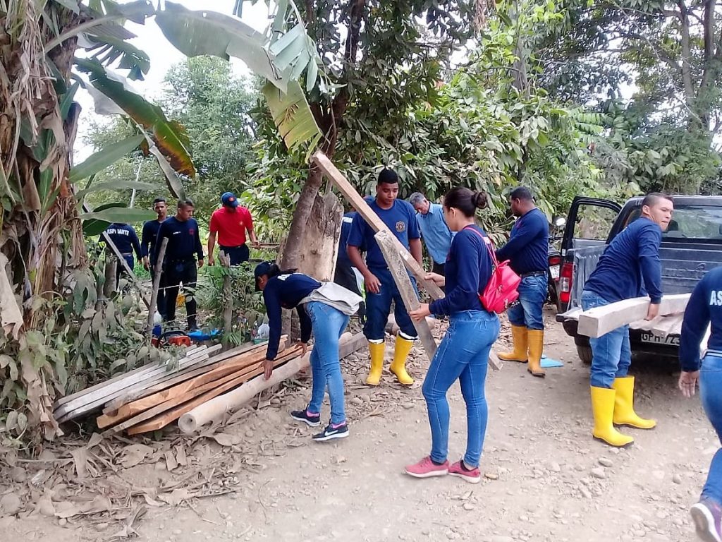 9na Promoción de Bomberos Voluntarios cumplen labor social en la Parroquia Pimocha