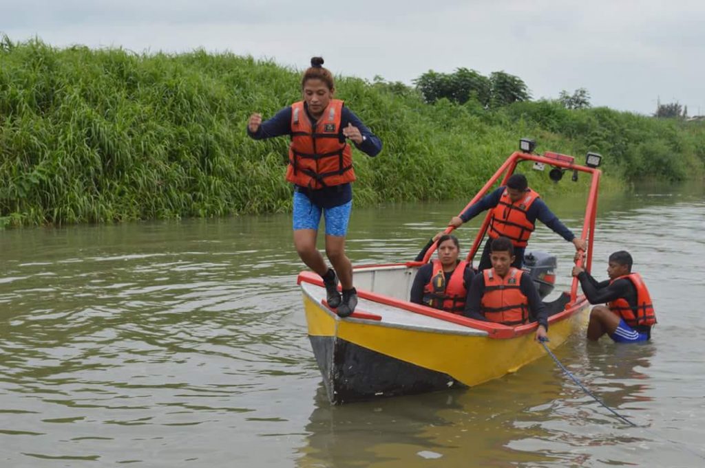 9Na Promoción de Bomberos Voluntarios realiza prácticas en el agua