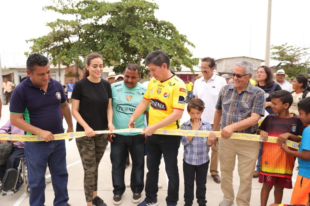 Alcalde de Babahoyo entrega cancha de uso múltiple en Pimocha
