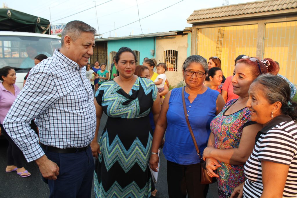 Alcalde Jorge Domínguez constata asfaltado de calles en Palmira de Bris en San Camilo