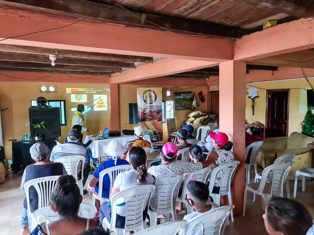 PREFECTURA DE LOS RÍOS DICTÓ CAPACITACIÓN EN PALENQUE