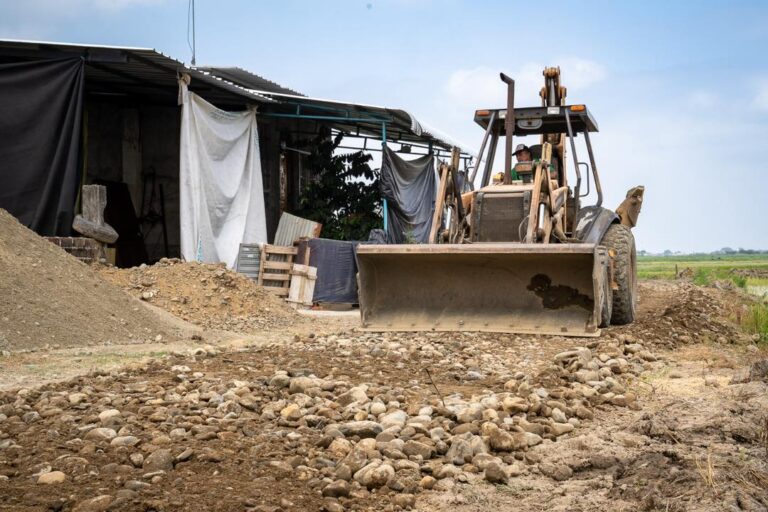 PREFECTURA DE LOS RÍOS EJECUTA TRABAJOS EN LA CIUDADELA PRIMERO DE DICIEMBRE