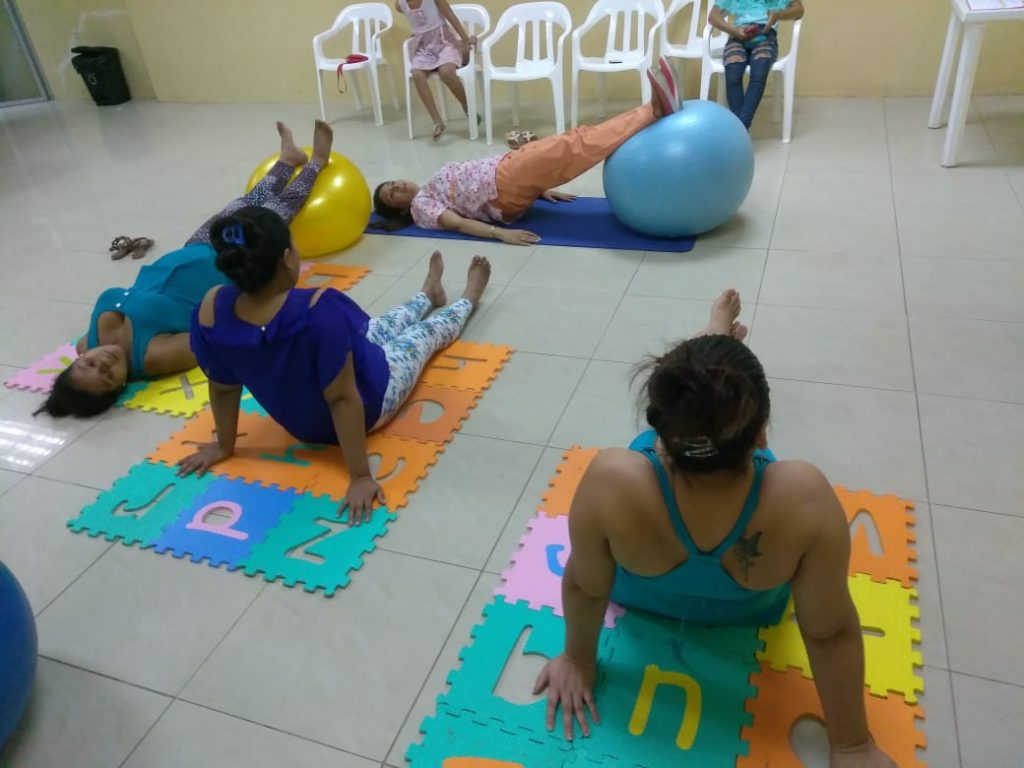 Club de embarazadas se benefician con ejercicios de gimnasia obstétrica y estimulación prenatal
