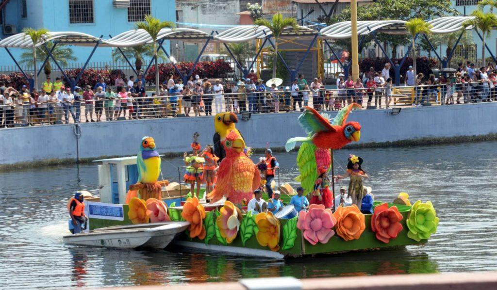 Por aire y agua se homenajea a Guayaquil