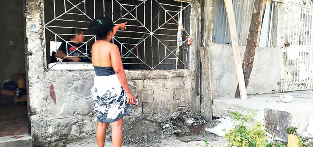 Mujer denuncia a vecinos por atentado