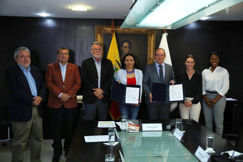 CNE suscribió convenio con IRI para fortalecer el sistema democrático ecuatoriano