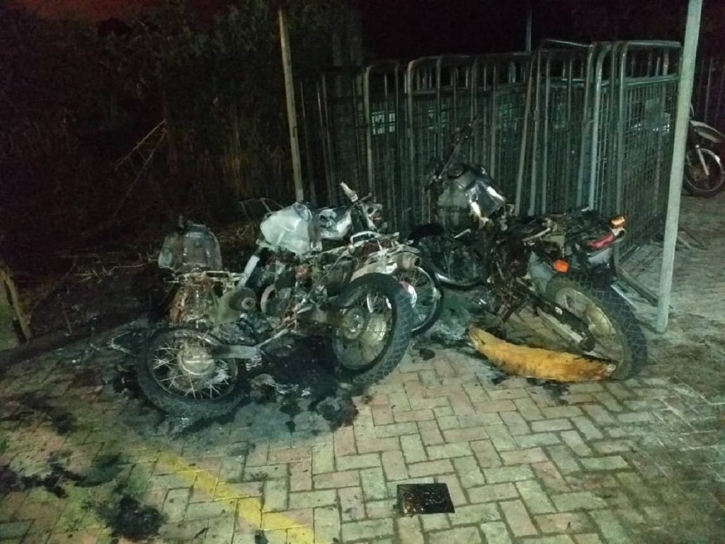 Incendio en UPC de Buena Fe afectó a cuatro motos y un carro