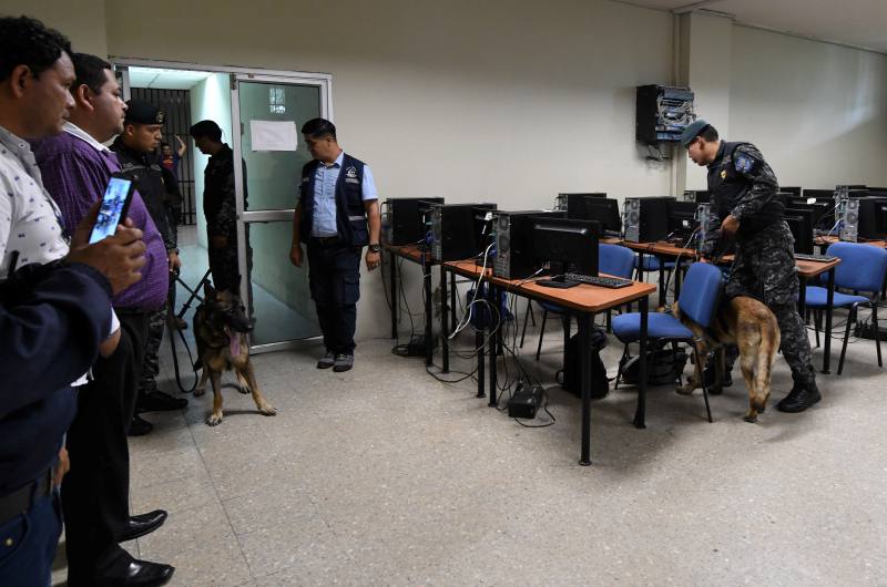 Policía entra a las aulas de Universidad de Guayaquil a buscar bombas
