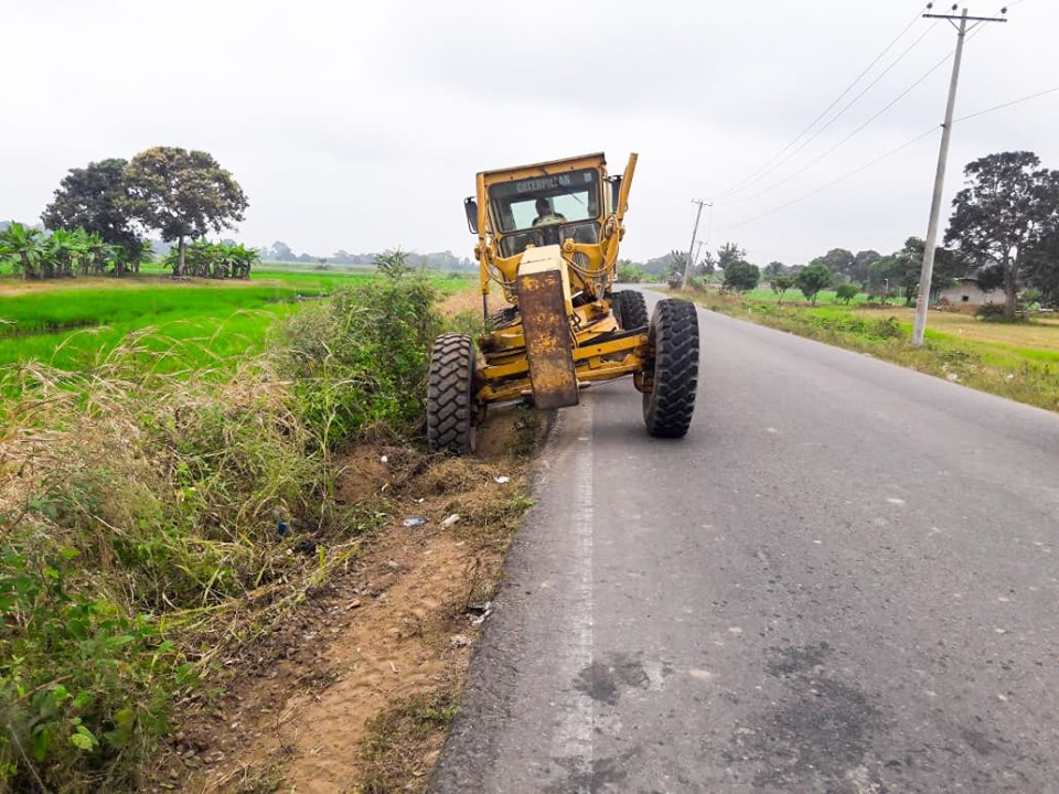 Se realizan trabajos de limpiezas en cunetas de la Vía Ricaurte – Pijullo, La Troncal y Palmasola.