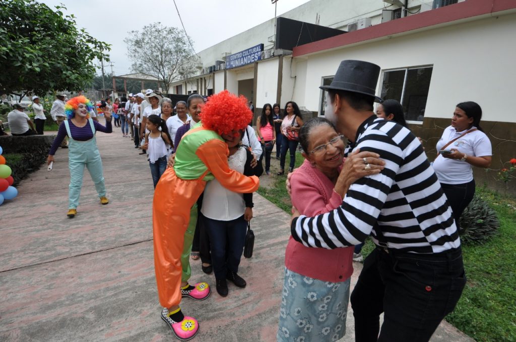 Entusiasta participación de adultos mayores en feria