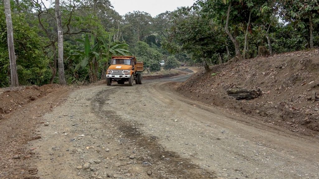 Gobierno de Los Ríos arregla caminos vecinales en Mocache