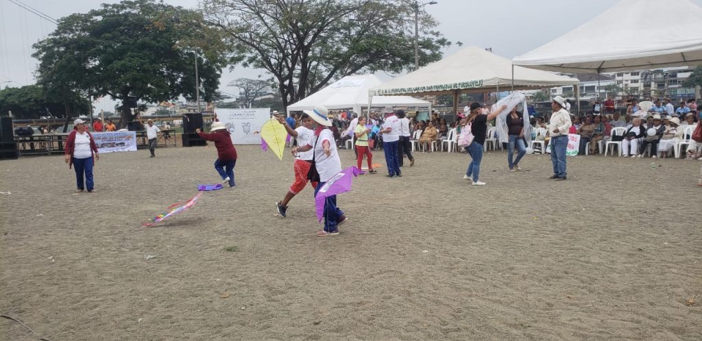 Adultos mayores acuden a Festival Intergeneracional