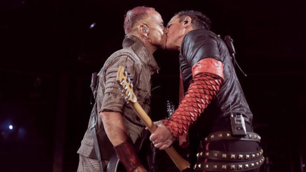 Integrantes de Rammstein se besan como protesta en Rusia