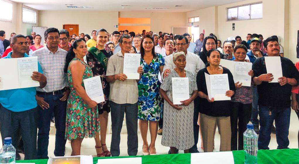 Alcaldesa de Urdaneta Amada Zambrano, celebra que su Cantón haya sido el anfitrión para entregar 103 títulos de propiedad a agricultores de 4 cantones