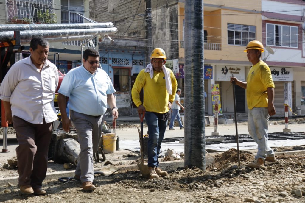 Avanzan trabajos de regeneración urbana en la Avenida 10 de Agosto