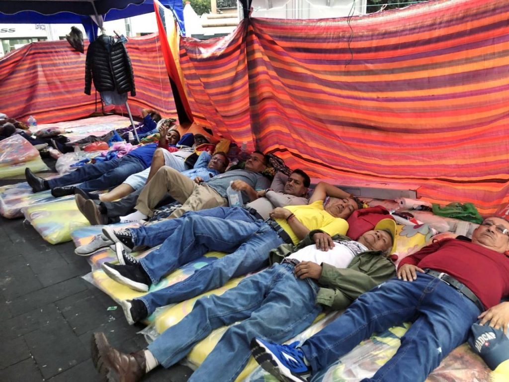 Jubilados de la CNEL cumplen ocho días de huelga de hambre