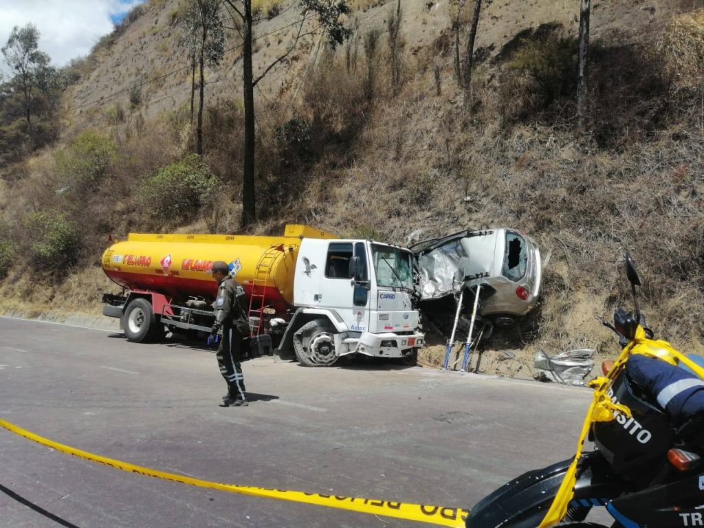 Tanquero que invade carril causa accidente que dejó una mujer fallecida en Quito