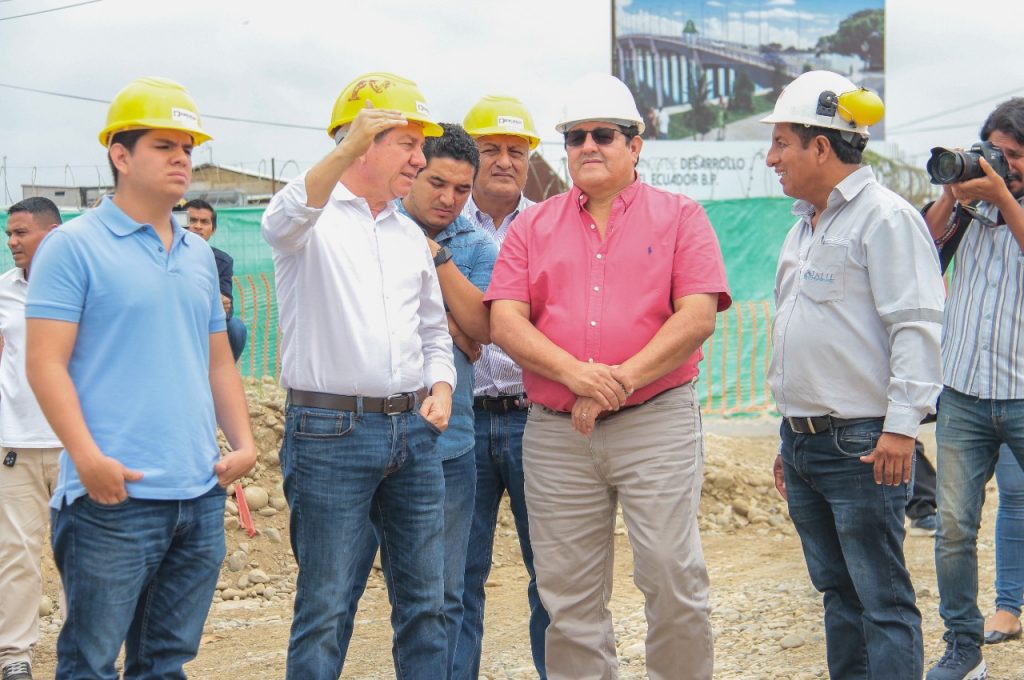 Prefecto Terán inspecciona obra vial en Babahoyo