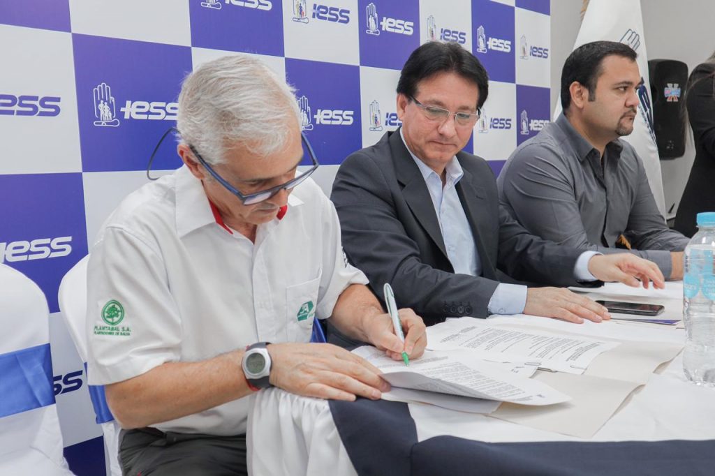 El IESS firma 8 convenios para la implementación de dispensarios anexos en Los Ríos