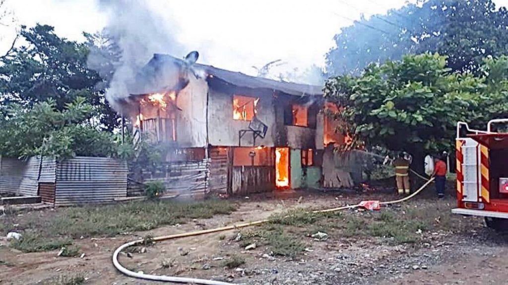 Incendio consumió dos viviendas en Babahoyo