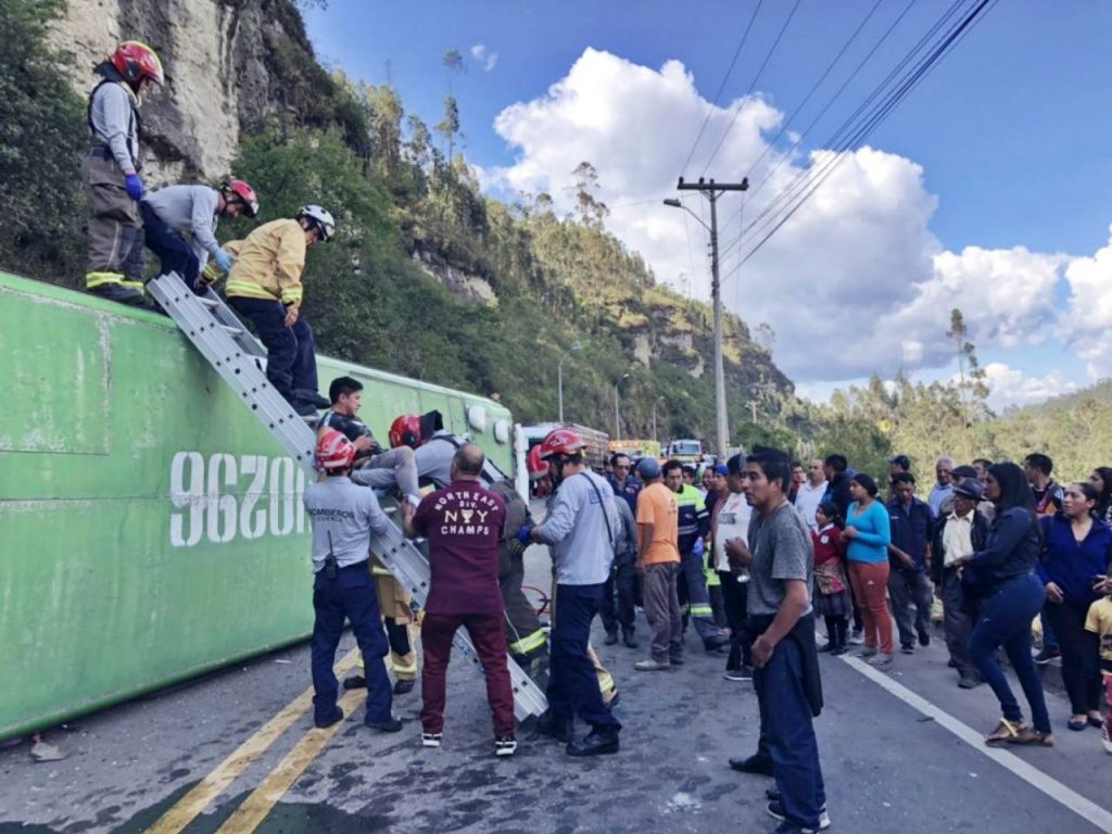 Al menos 30 heridos deja choque entre bus y camioneta en Azuay