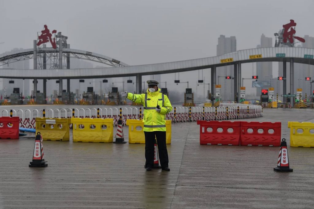 Pekín suspende viajes organizados dentro de China y al extranjero como medida para contener el coronavirus de Wuhan