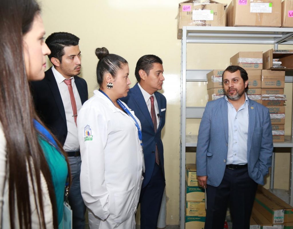 Paúl Granda constató abastecimiento de medicinas e insumos en Hospital del IESS Quito Sur