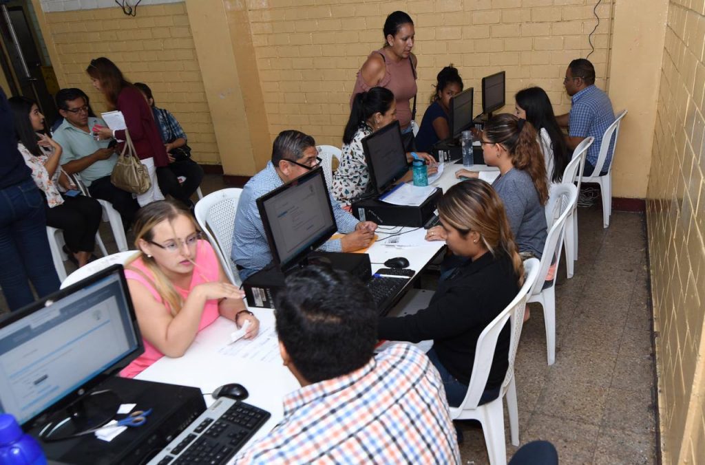 Padres comenzaron a registrar a estudiantes para ingresarlos al sistema educativo fiscal