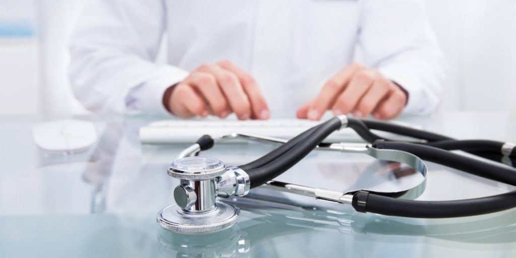 Senescyt anuló títulos de supuestos médicos