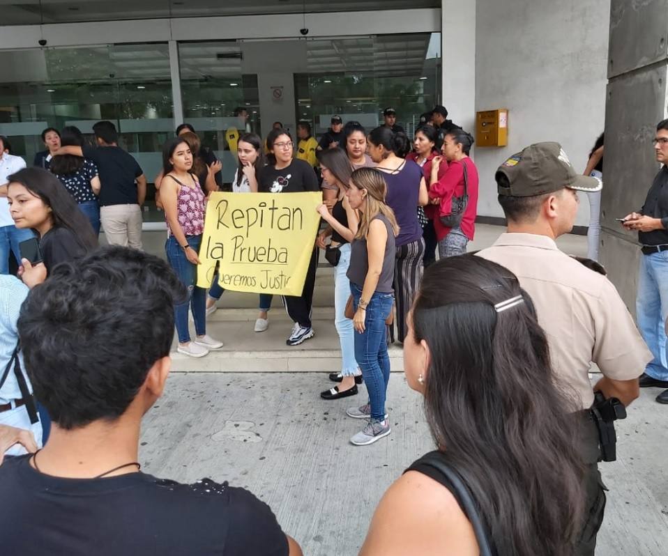 Padres y alumnos protestan por filtración de prueba Ser Bachiller y por bajas notas obtenidas