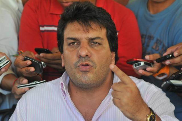 Arrecian críticas contra Alfonso Harb por tuit sobre JLo y Shakira; él responde que su mensaje no tenía una connotación sexual