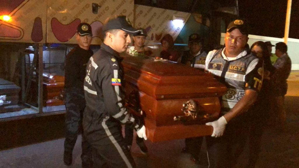 Los cadáveres de siete hinchas de Barcelona llegaron a Ecuador