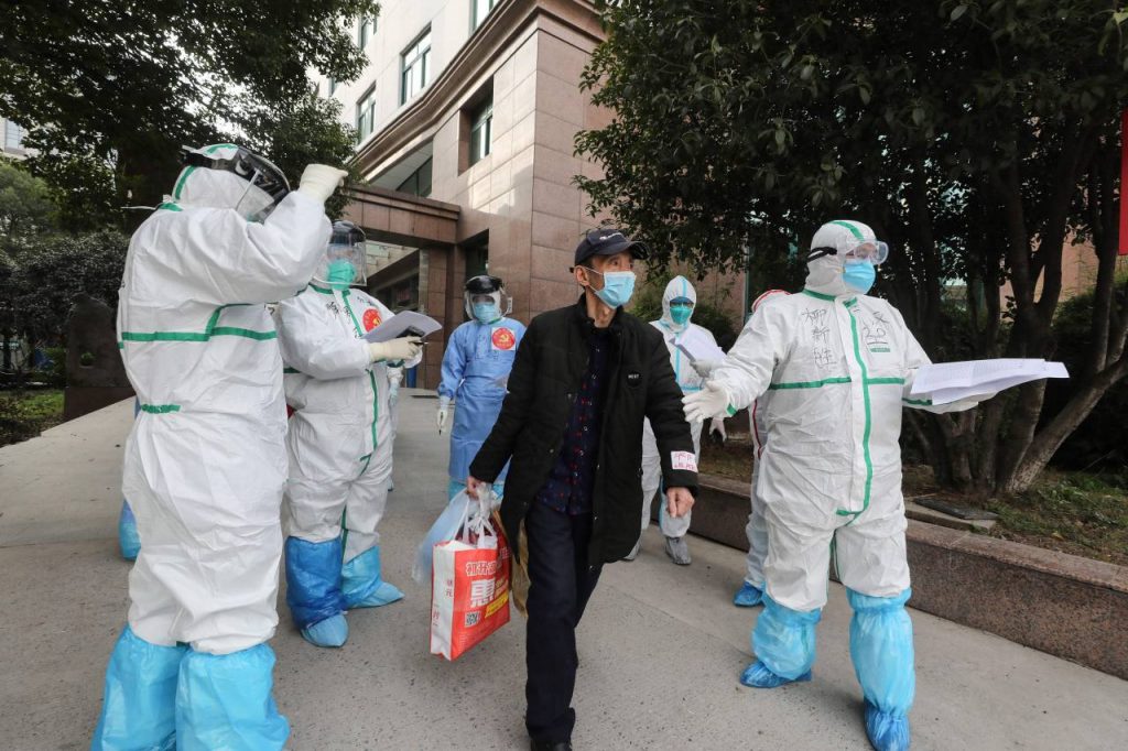 China planea cerrar más hospitales temporales ante baja de casos de coronavirus; Corea del Sur busca camas para enfermos