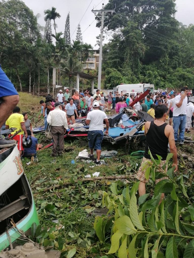 6 muertos y 15 heridos por volcamiento de un bus en parroquia rural de Santo Domingo