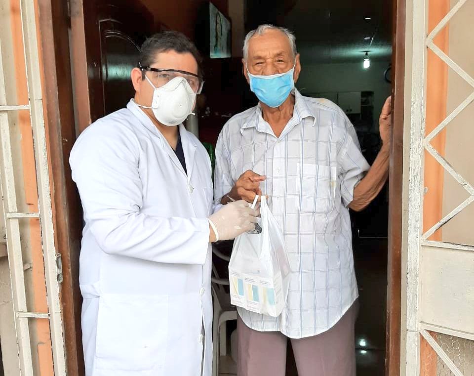En Los Ríos, grupos vulnerables y con enfermedades catastróficas reciben medicación en sus domicilios