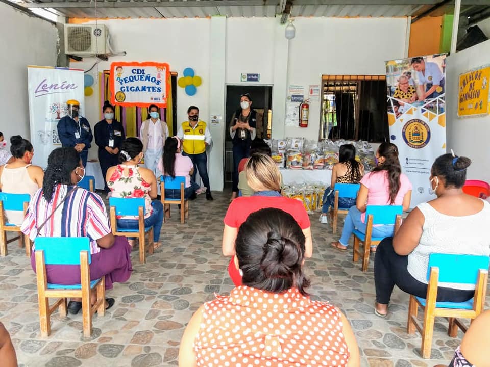 PREFECTURA DE LOS RÍOS ENTREGÓ KITS ALIMENTICIOS EN QUEVEDO