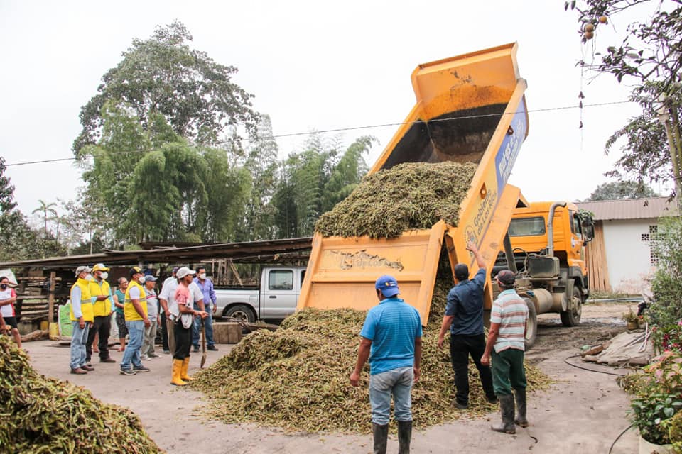 PREFECTURA DE LOS RÍOS DONÓ ALIMENTO PARA GANADO EN LA ZONA DE FEBRES CORDERO