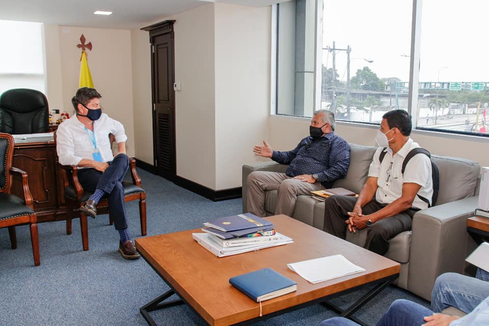 PREFECTURA DE LOS RÍOS MANTUVO REUNIÓN CON REPRESENTANTES DEL SEGURO CAMPESINO