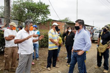 PREFECTURA DE LOS RÍOS EJECUTA LASTRADO DE 5 KILOMETROS EN PUEBLOVIEJO