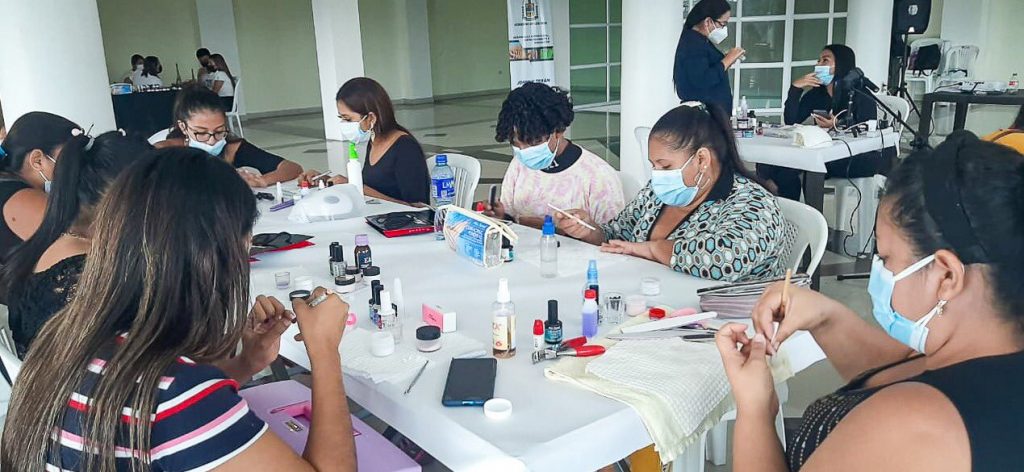 PREFECTURA DE LOS RÍOS BRINDÓ CHARLA DE BELLEZA EN BUENA FE