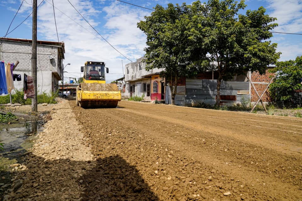 PREFECTURA DE LOS RÍOS EJECUTA ASFALTADO EN LA PARROQUIA PUERTA NEGRA EN BABAHOYO