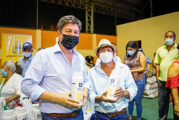 PREFECTURA DE LOS RÍOS ENTREGÓ KITS EN VALENCIA