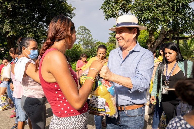 PREFECTURA DE LOS RÍOS ENTREGÓ RACIONES A 150 FAMILIAS EN PUEBLOVIEJO