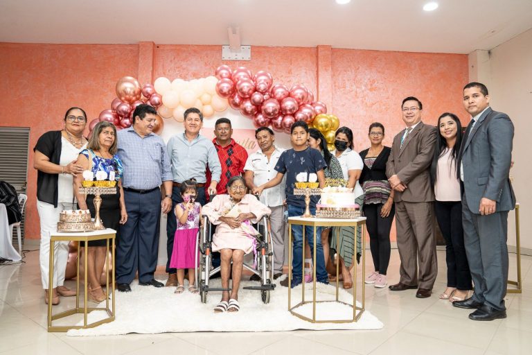 PREFECTO TERÁN PARTICIPÓ DE CUMPLEAÑOS DE ADULTA MAYOR