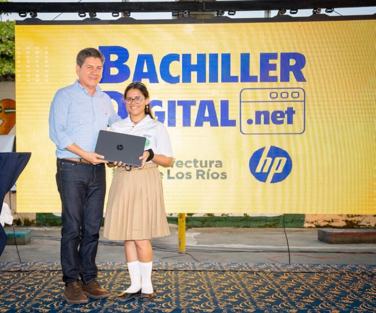 372 ESTUDIANTES RECIBIERON COMPUTADORAS EN URDANETA DEL PROGRAMA BACHILLER DIGITAL