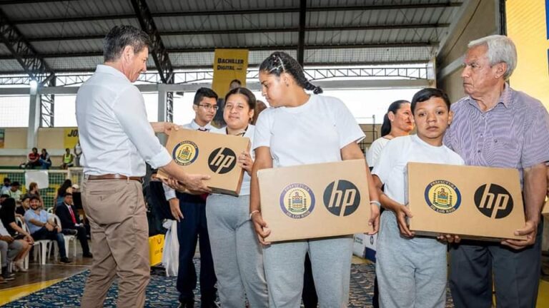 BACHILLER DIGITAL LLEGÓ CON COMPUTADORAS A PUEBLOVIEJO