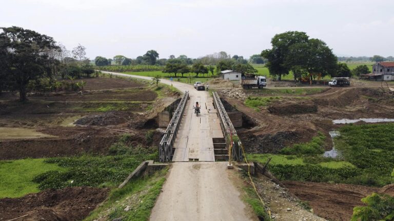 PREFECTURA DE LOS RÍOS CONSTRUYE PUENTE EL RONCADOR