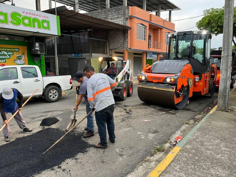 PREFECTURA DE LOS RÍOS ASFALTA CALLES DE QUINSALOMA